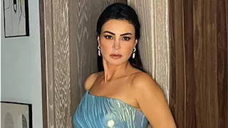 فستان لامع وفتحة ساق.. دينا فؤاد تخطف الأنظار من أحدث ظهور