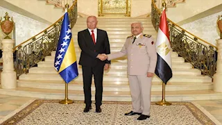 وزير الدفاع يلتقي نظيره لدولة البوسنة والهرسك لبحث تعزيز التعاون العسكري المشترك