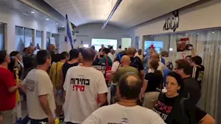 متظاهرون يقتحمون مقر حزب الليكود احتجاجا على رئيس الشاباك الجديد