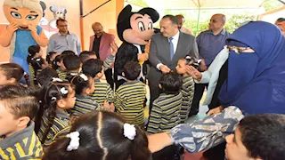 في أول أيام الدراسة.. محافظ أسيوط يحث الطلاب على الانضباط والاجتهاد – صور