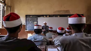 عمامة وجلباب وعباية كحلي.. انضباط وهوية أزهرية في معاهد أسيوط - صور