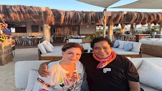 إلهام شاهين مع محمد منير في الساحل الشمالي: "عشرة العمر وربنا يخليك لمحبينك"