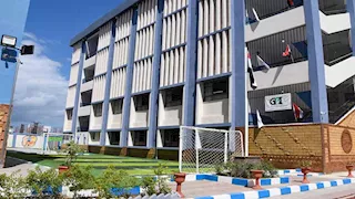 خناقة طلبة أمام مدرسة بالجيزة تشعل السوشيال ميديا 