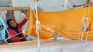 "الصنعة مش للرجالة بس".. سماح تتحدى التقاليد بالنول والخيط في سوهاج- فيديو وصور 