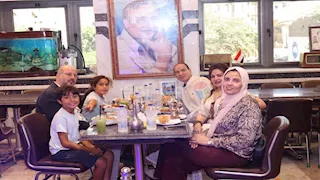 17 صورة لزيارة أحفاد الملك فؤاد وولي العهد محل كشري بوسط البلد