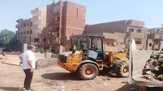 حملة مكبرة تزيل 400 طن قمامة ومخلفات بحي شرق في أسوان (صور)