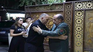 توافد نجوم الفن.. أحمد صيام يستقبل المعزين في وفاة شقيقته