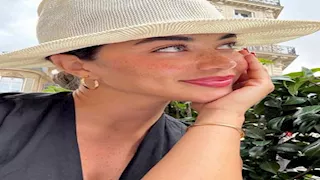 بالأبيض والأسود.. يارا السكري تخطف الأنظار بأسلوب باريسي كلاسيكي