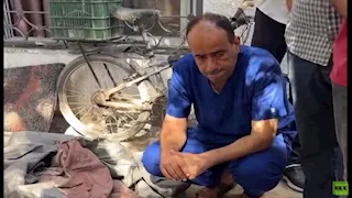 يرتدي زي الطبيب وراكع من الحزن.. تفاصيل استقبال مدير مستشفى غزة 6 أفراد من عائلته أثناء عمله