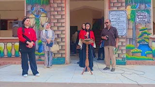 مديرة مدرسة ببورسعيد ترتدي زي الطالبات: أنا أختكم الكبيرة - صور