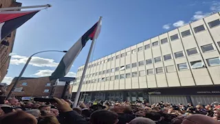 رفع العلم الفلسطيني فوق مبنى السفارة في لندن (صورة)