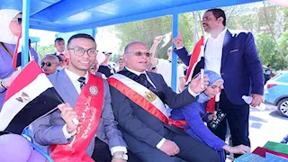 استقل الطفطف مع الطلاب.. رئيس جامعة سوهاج يتابع انتظام المحاضرات 