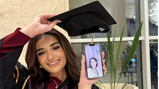 "اتخرجت بامتياز".. ملك زاهر تحتفل مع والدها وشقيقتها ليلى بتخرجها