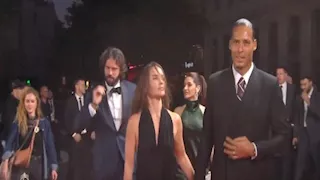 وصول نجمي ليفربول وزوجاتهم إلى حفل الكرة الذهبية (فيديو وصور)