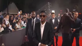 عثمان ديمبيلي يلفت الأنظار بنظارته الشمسية في حفل الكرة الذهبية (فيديو وصور)