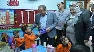 محافظ بورسعيد يوجه بتوزيع 50 شنطة مدرسية وتوفير 100 مروحة -صور