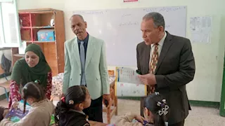 وكيل تعليم أسيوط يشارك الطلاب الأنشطة المدرسية بأبوتيج -صور