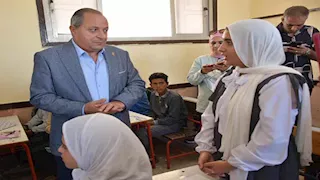 محافظ بورسعيد يصرف مكافأة 10 آلاف جنيه لمدرسة قرية الفتح -صور