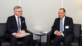 عبد العاطي والمفوض الأوروبي للهجرة يناقشان المستجدات في غزة وليبيا