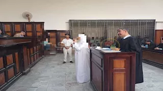 المؤبد بدلًا من الإعدام.. "جنايات أسيوط" تخفف حكم معلمة ذبحت زوجها