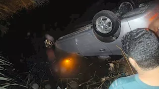  مصرع زوجين وإصابة نجلهما إثر انقلاب سيارة في البحيرة- صور