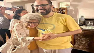 بعد الإفراج عنه بعفو رئاسي.. أول صور للناشط علاء عبدالفتاح داخل منزله مع أسرته