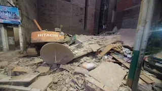 تهشم حفار وسيارة.. انهيار منزل من 5 طوابق في المنيا- صور