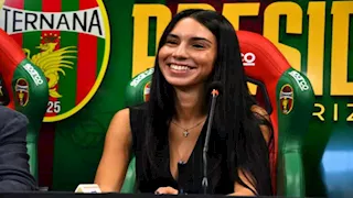 ابنة ملياردير الساحرة تصبح رئيسة ناد بالدرجة الثالثة.. ما القصة؟