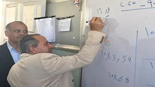 بالصور- محافظ بورسعيد يفاجئ الطلاب في سهل الطينة ويسجل الغياب بنفسه