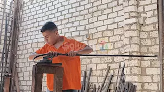 شنودة مؤمن.. حكاية شاب كفيف أصبح حدوته بالمنيا بسبب مهارته في الحدادة -فيديو وصور 