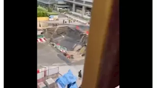 بالفيديو.. حفرة عملاقة تبتلع شارعًا رئيسيًا في تايلاند