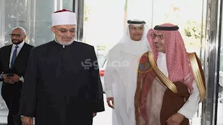 مفتي الجمهورية يزور السفارة السعودية للتعزية في وفاة مفتي المملكة - صور