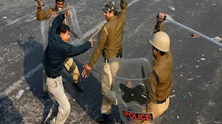 "سقوط قتلى ومصابين".. اشتباكات عنيفة بين المحتجين والشرطة في الهند