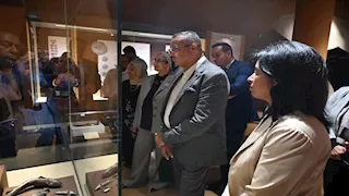 بالصور- محافظ جنوب سيناء يشهد افتتاح معرض "بريق الفضة" بمتحف شرم الشيخ