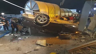 سيارة تحطم مطعمًا بعد انقلابها على كورنيش الإسكندرية.. تفاصيل الواقعة- صور وفيديو 