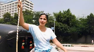 قبل 27 سنة.. منى زكي تتألق في صور نادرة وسط جمهورها