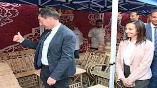 لقطة طريفة.. ماذا فعل السفير الفرنسي داخل معرض الحرف برشيد؟ (صور)