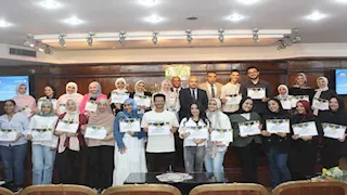 رئيس دار الكتب والوثائق القومية يكرم طلبة اللغة الفارسية 