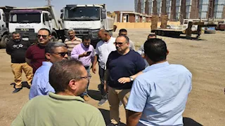 بالصور - محافظ أسيوط يتفقد وحدة الرصف بقرية إسكندرية التحرير