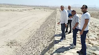 استعدادًا لموسم الأمطار.. السكرتير العام يتفقد مخر سيل قنا الرئيسي (صور)