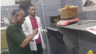 حملة مفاجئة بالوادي الجديد تضبط 63 كجم أغذية فاسدة (صور)