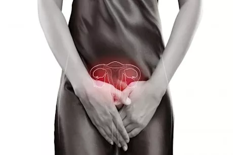هل يصاب الرجل بالعدوى الفطرية من زوجته؟ طبيب يوضح