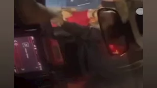 كأنه مشهد رعب لـ"زومبي" الأفلام.. سيدة أوكرانية تهاجم سيارة ملاكي فى المنوفية 