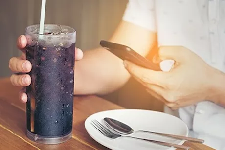 احذر.. المشروبات الغازية تسبب الإصابة بالبواسير