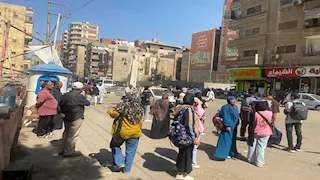 محافظ الدقهلية يتجوّل "منفردًا" وسط الطلاب بمحطة السرفيس لضبط المخالفات والتكدُّس