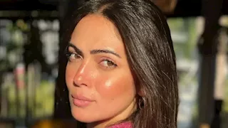 فتحة ساق جريئة.. وئام مجدي بإطلالة ملفتة في ختام مهرجان القاهرة 