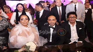 محمد منير يشهد على عقد قران ابنة شقيقه .. صور