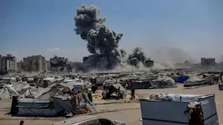 إسرائيل تكثّف ضرباتها على غزة وتتقدم إلى "المرحلة الحاسمة"، وآلاف الإسرائيليين يتظاهرون 