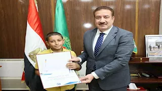 بالصور- محافظ المنوفية يكرّم 3 طلاب لأمانتهم بعد عثورهم على مبلغ مالي