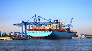 عمال موانئ أوروبا يتحركون لوقف شحنات الأسلحة المتجهة إلى إسرائيل